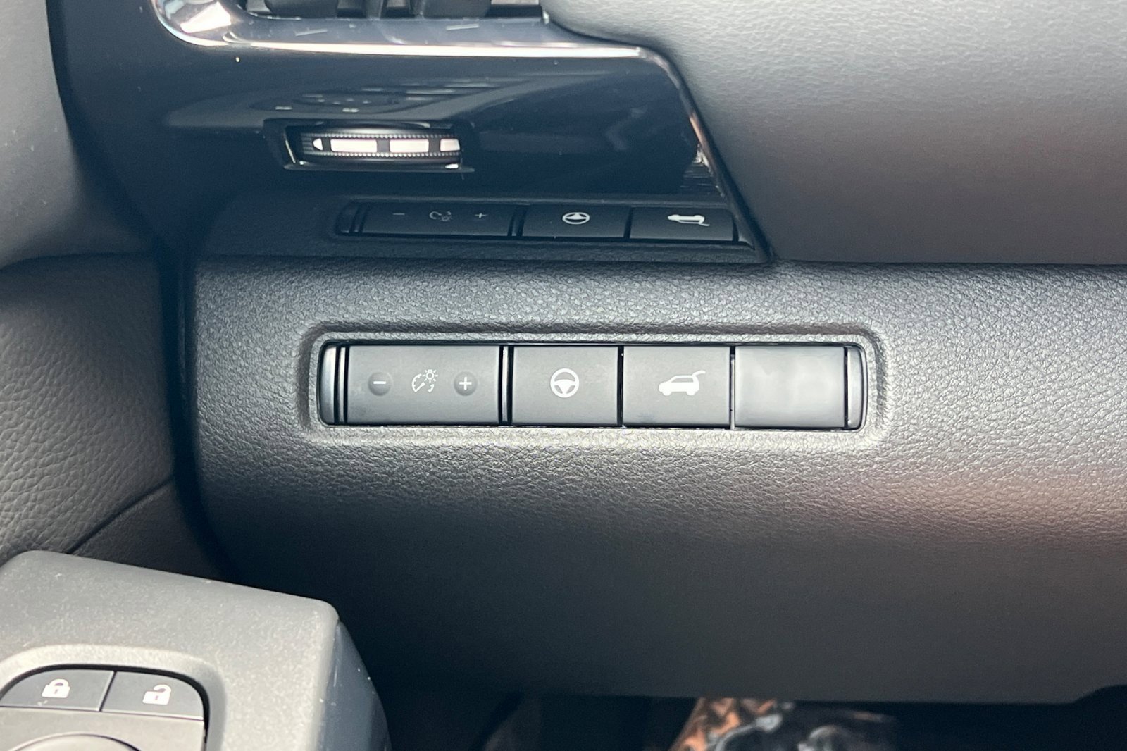 New 2025 Nissan Pathfinder SV w/ SV Premium Package image 31