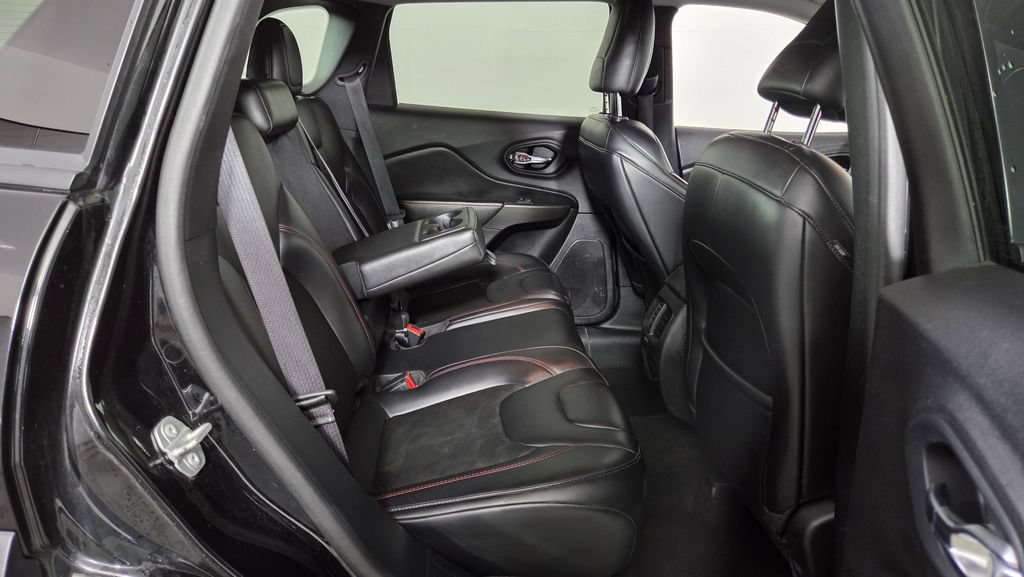 Used 2020 Jeep Cherokee Trailhawk AWD/4WD image 30