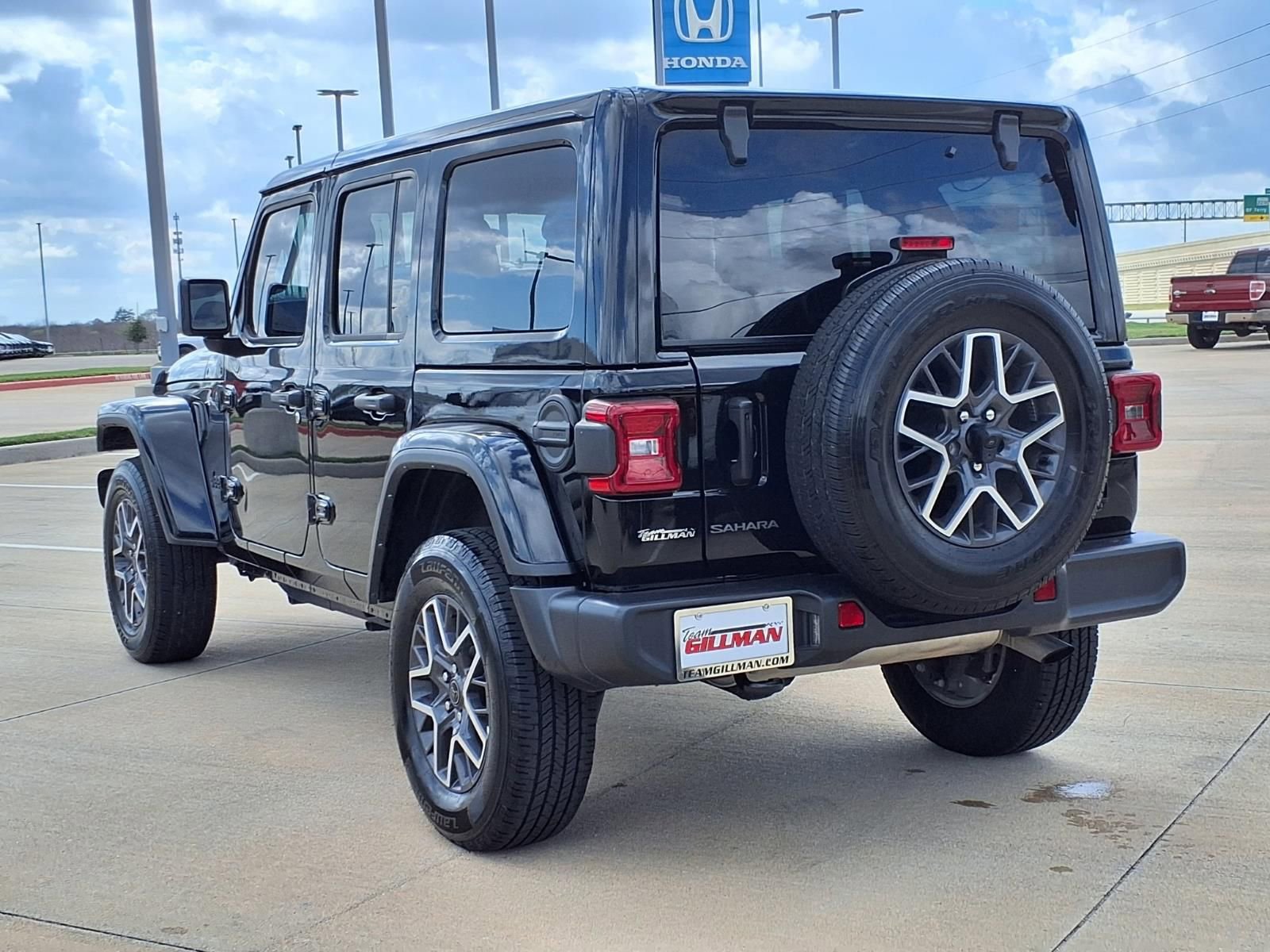 Used 2025 Jeep Wrangler Sahara image 2