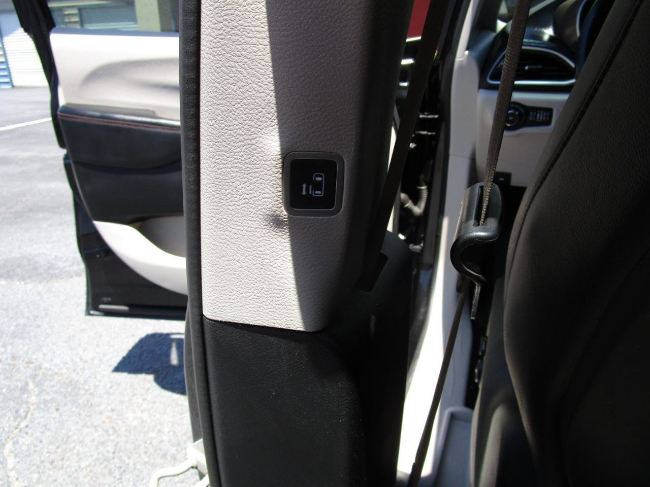 Used 2019 Chrysler Pacifica Touring-L FWD image 22