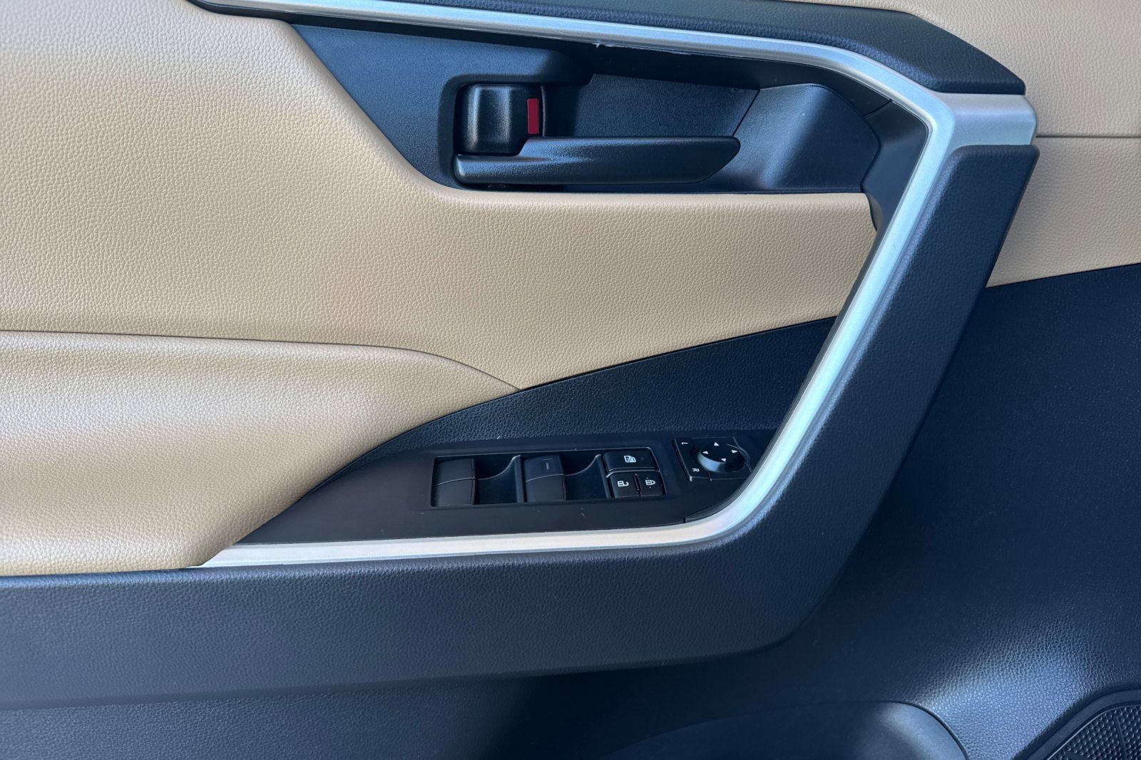 Certified 2022 Toyota RAV4 LE AWD/4WD image 13