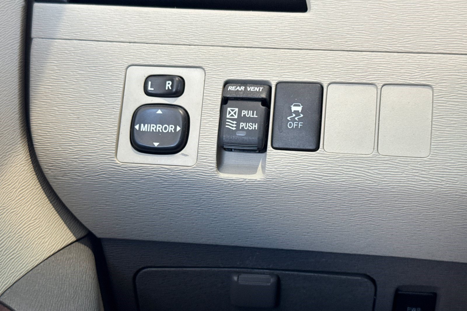 Used 2011 Toyota Sienna XLE FWD image 36