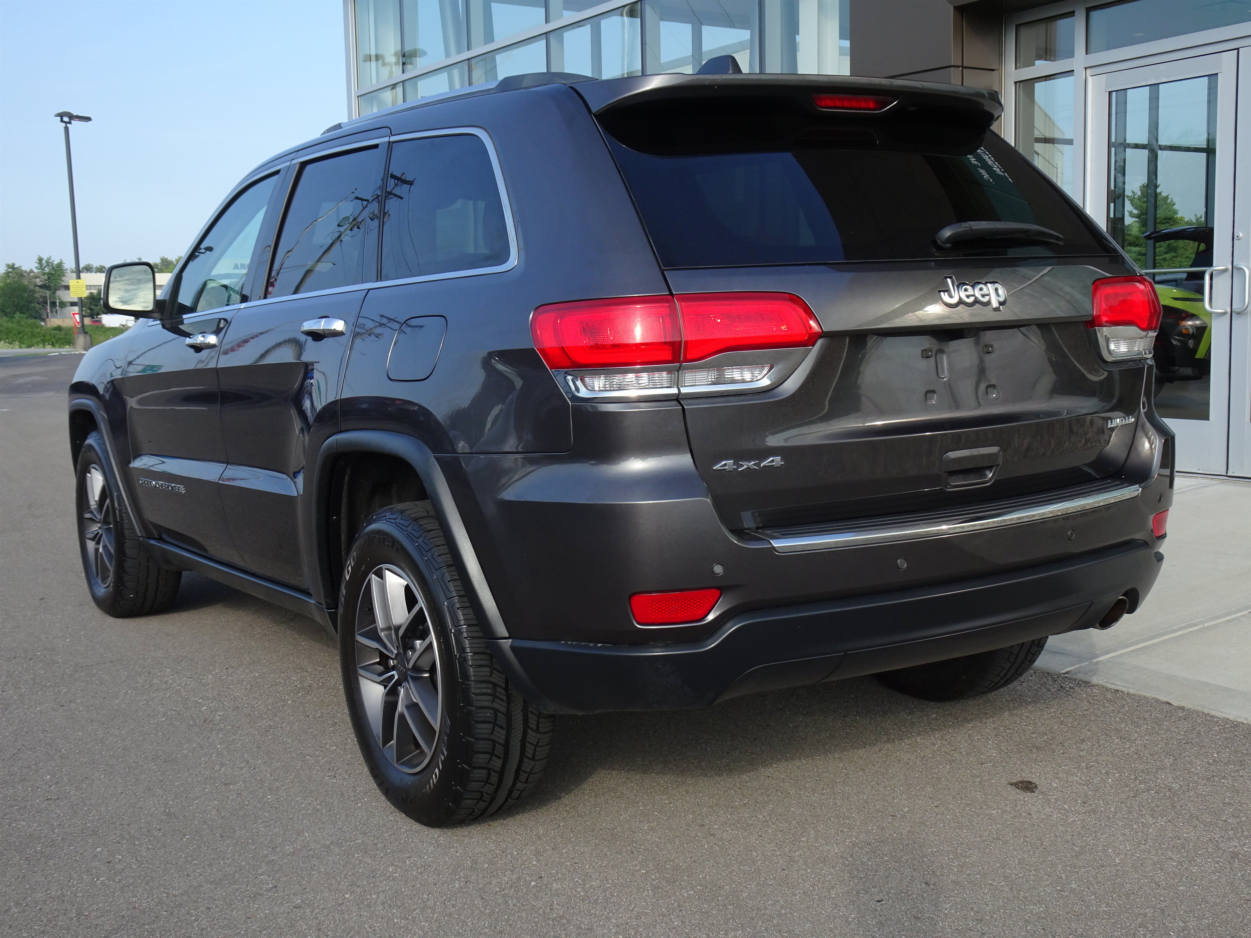 Used 2019 Jeep Grand Cherokee Limited AWD/4WD image 3