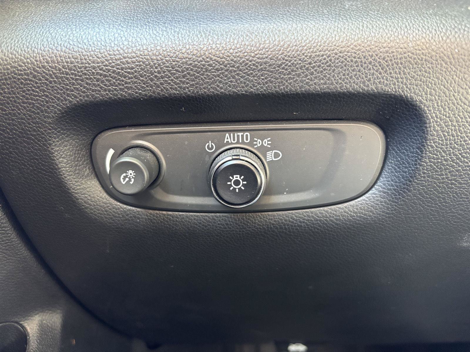 Used 2023 Chevrolet Traverse LT FWD image 32