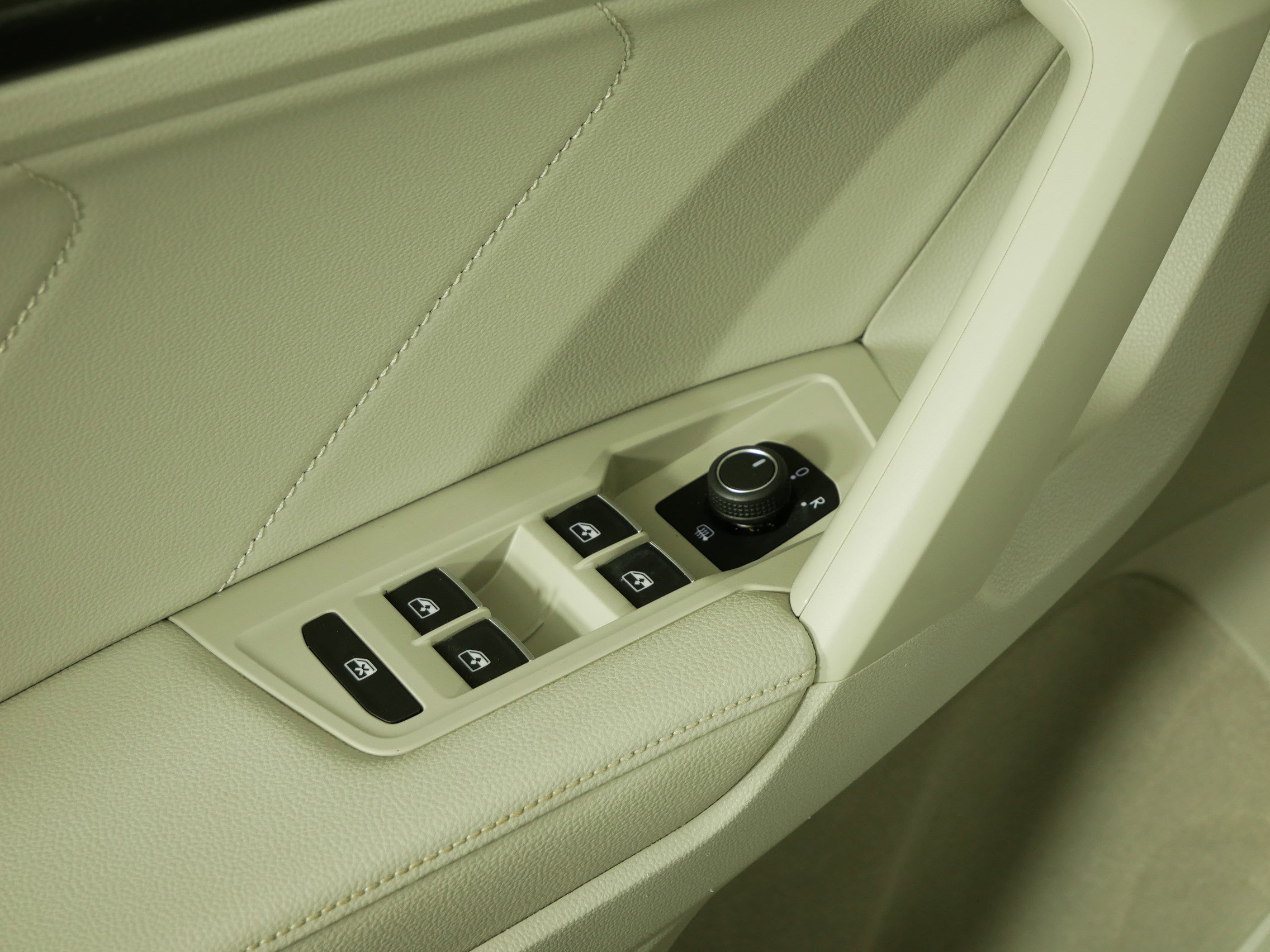 Certified 2022 Volkswagen Tiguan SE w/ Panoramic Sunroof Package image 22