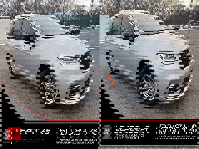 Used 2024 Chrysler Pacifica Touring-L image 1