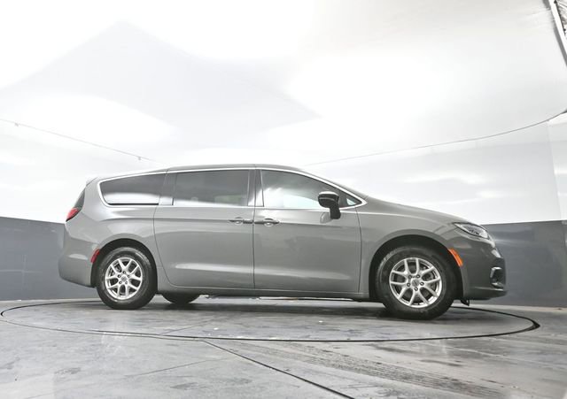 Used 2025 Chrysler Pacifica Select image 47