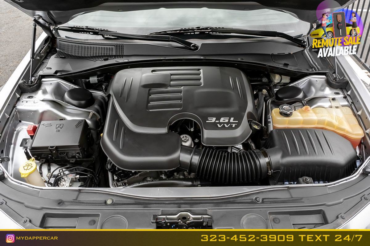 Used 2016 Chrysler 300 C RWD image 18