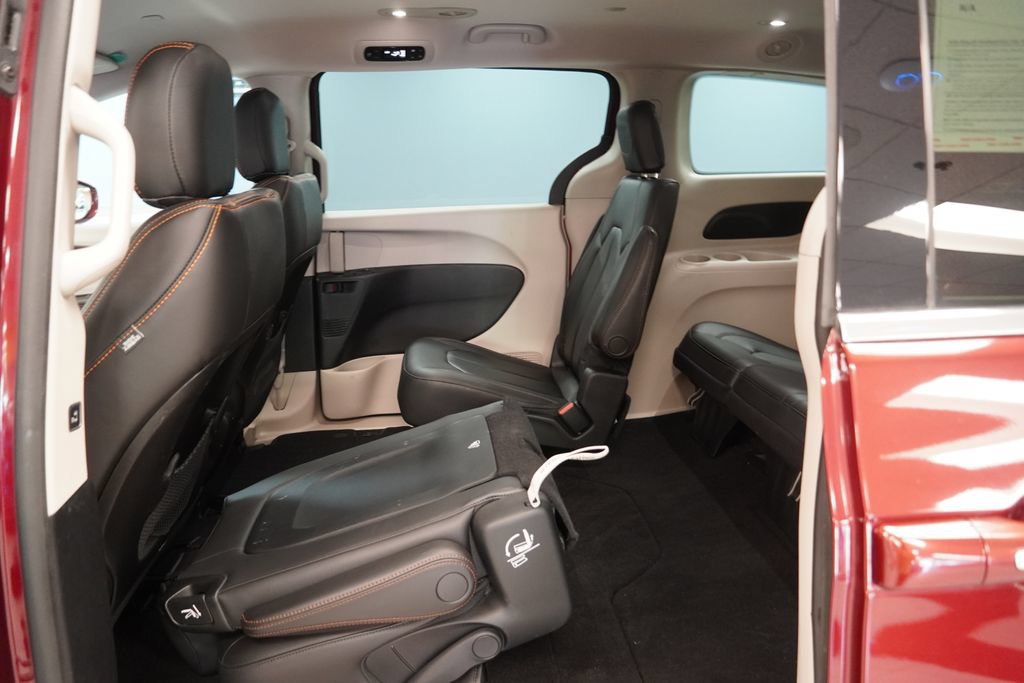 Used 2017 Chrysler Pacifica Touring-L FWD image 25