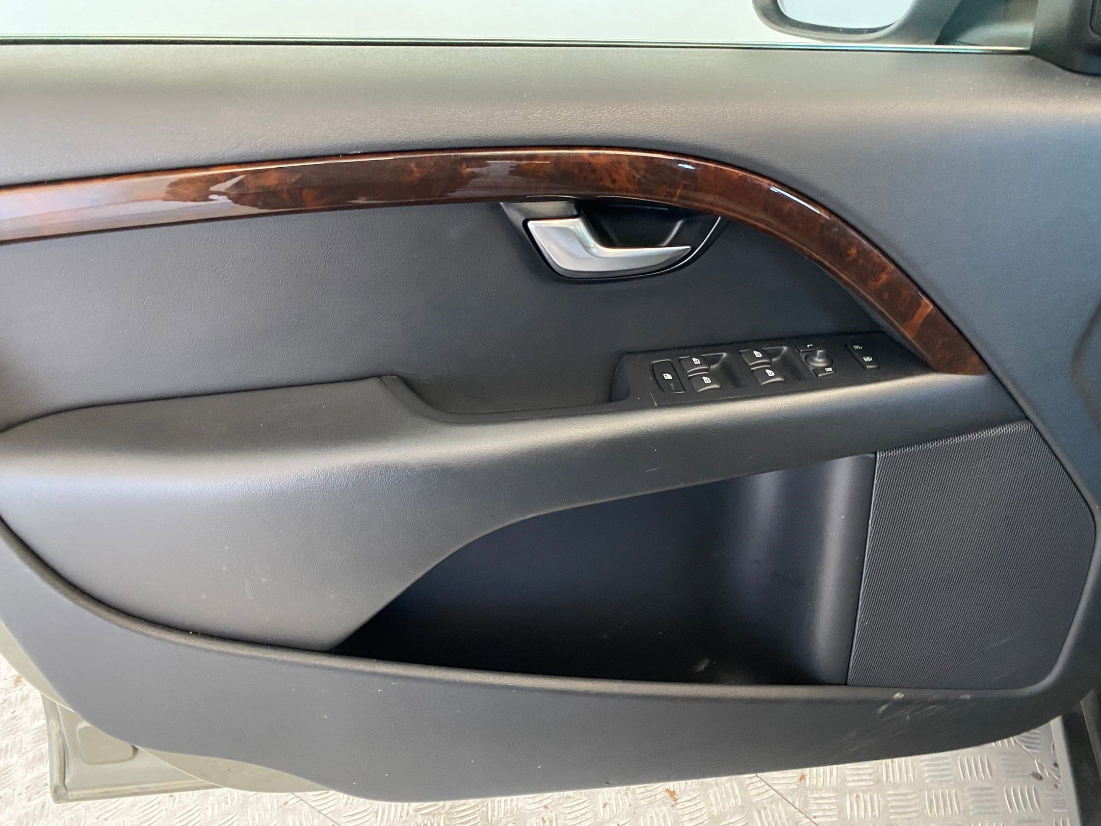 Used 2011 Volvo XC70 3.2 image 11