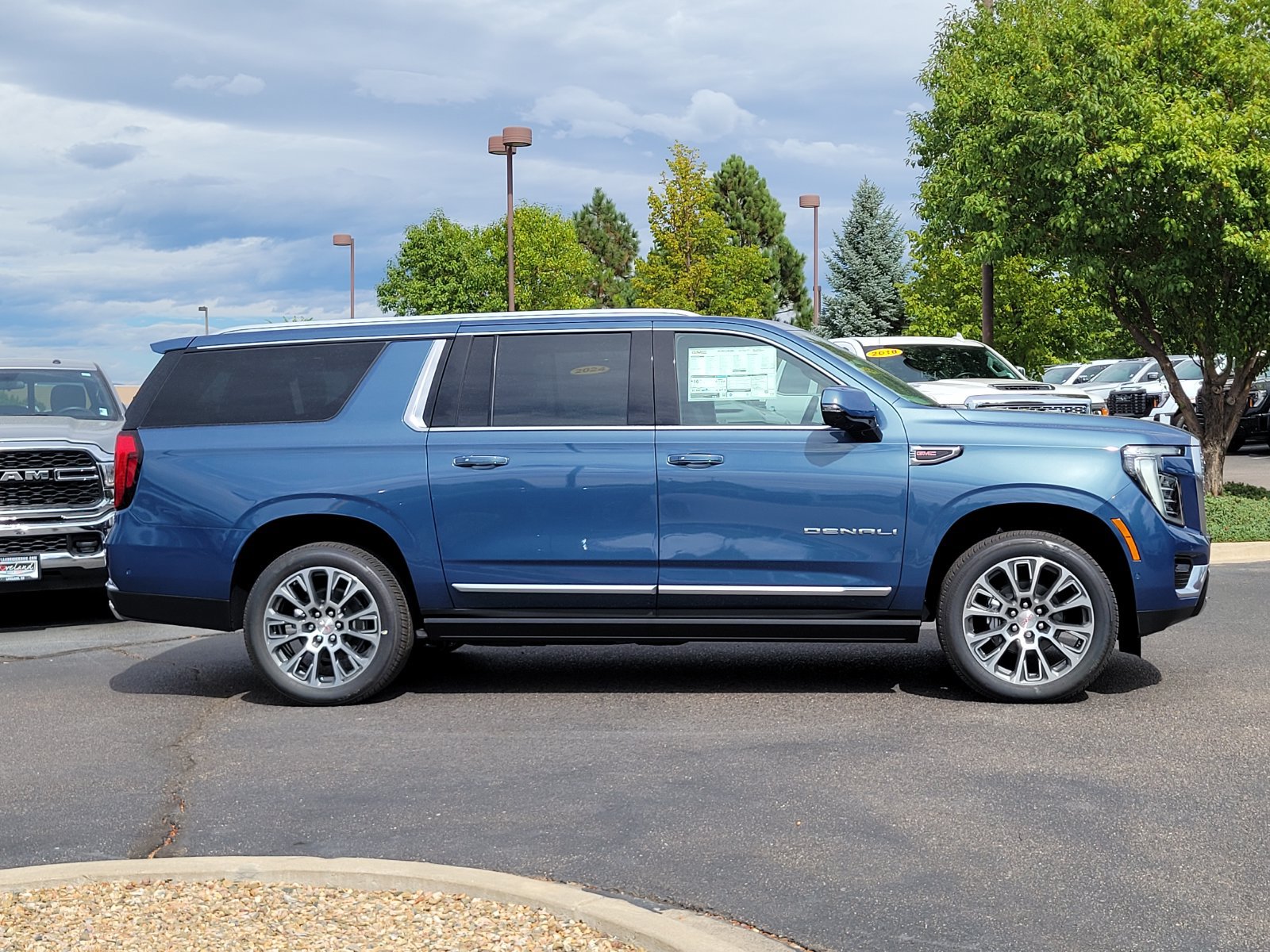 New 2026 GMC Yukon XL Denali w/ Denali Reserve Package AWD/4WD image 2