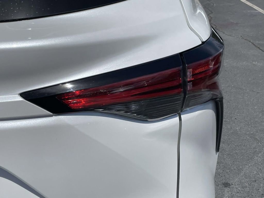 Used 2023 Toyota Sienna Limited image 25