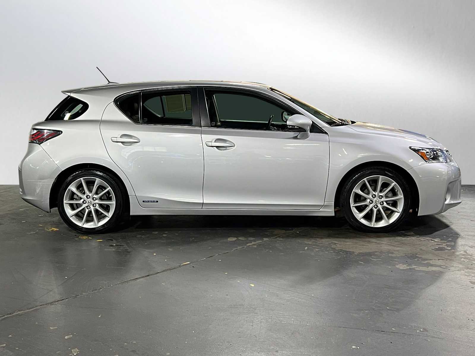 Used 2011 Lexus CT 200h Premium image 2