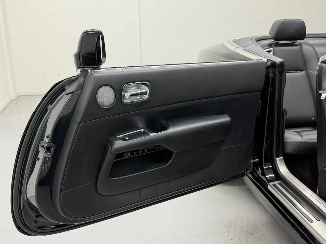 Used 2017 Rolls-Royce Dawn RWD image 29