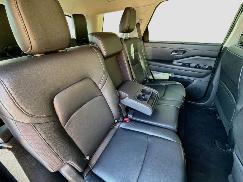 Used 2025 Nissan Pathfinder SL AWD/4WD image 30