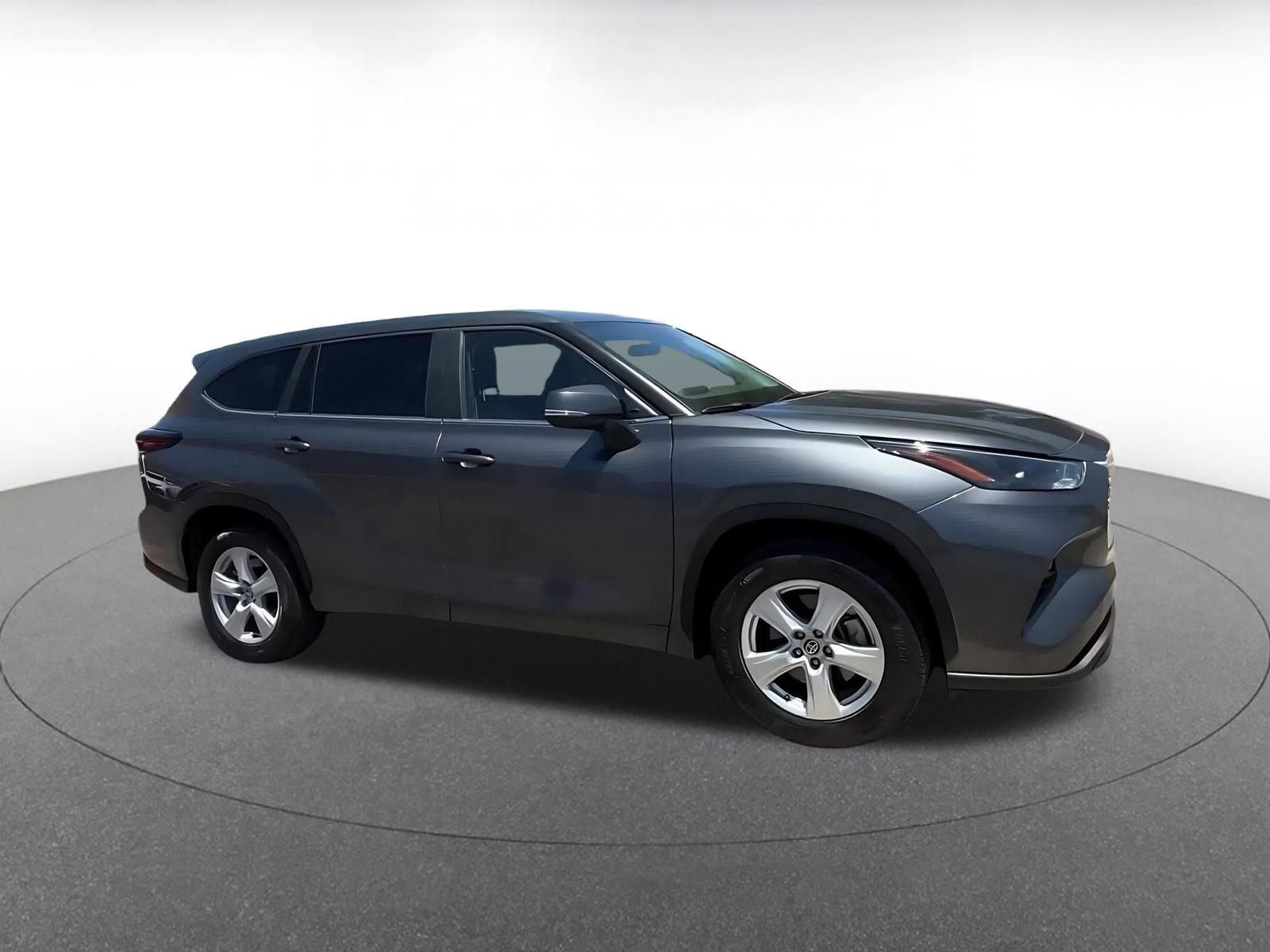 Used 2025 Toyota Highlander LE FWD image 2