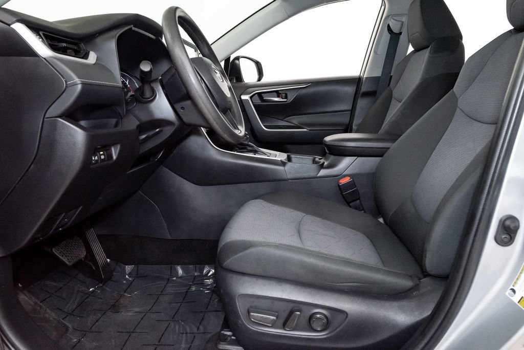 Used 2025 Toyota RAV4 XLE AWD/4WD image 12