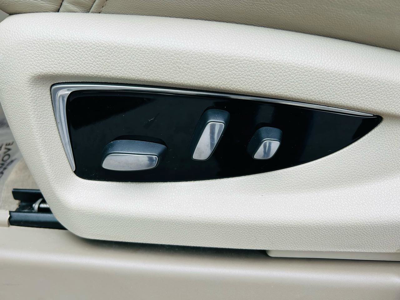 Used 2019 Cadillac Escalade Premium Luxury image 19