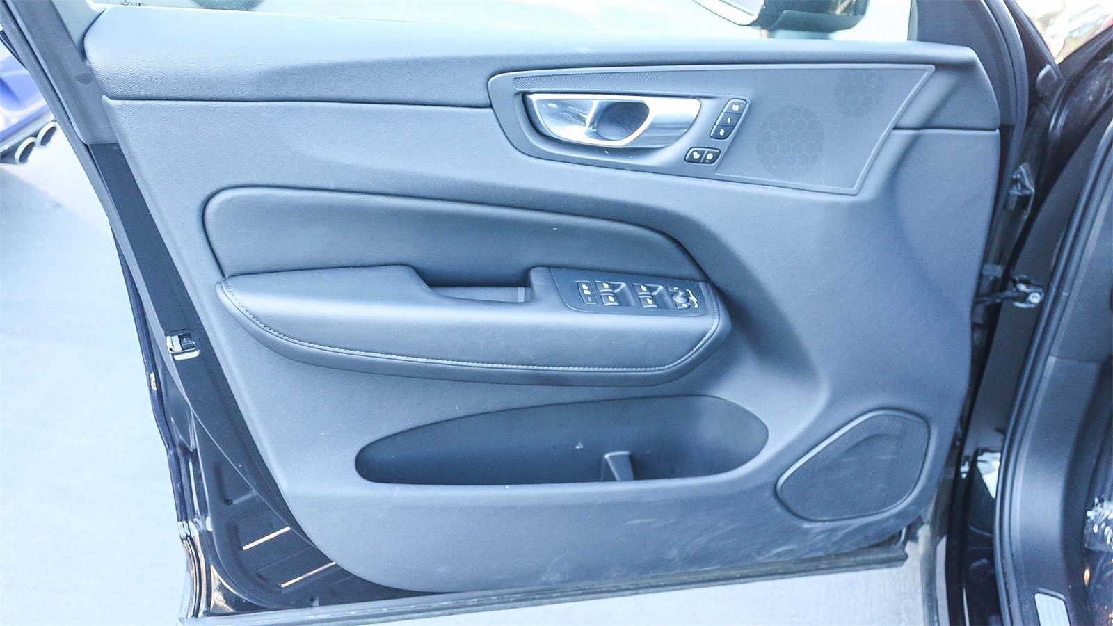 Used 2025 Volvo XC60 B5 Plus image 21