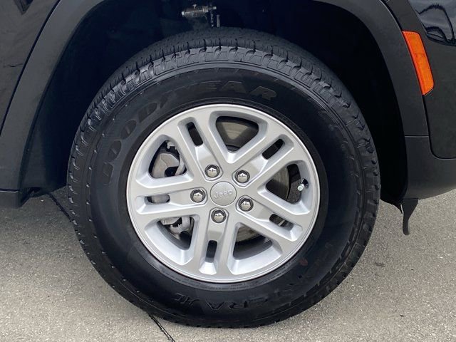 Used 2024 Jeep Grand Cherokee Laredo image 24