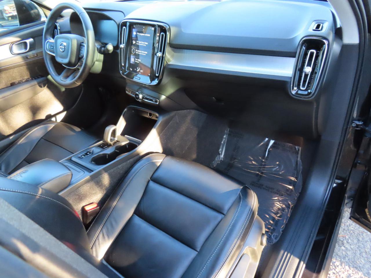 Used 2022 Volvo XC40 T5 Momentum image 17