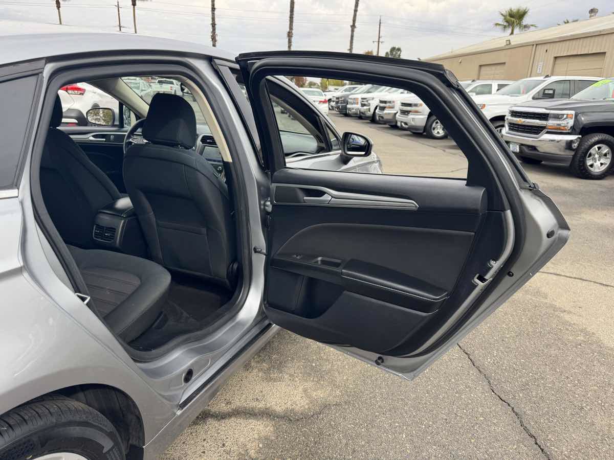 Used 2020 Ford Fusion SE FWD image 17