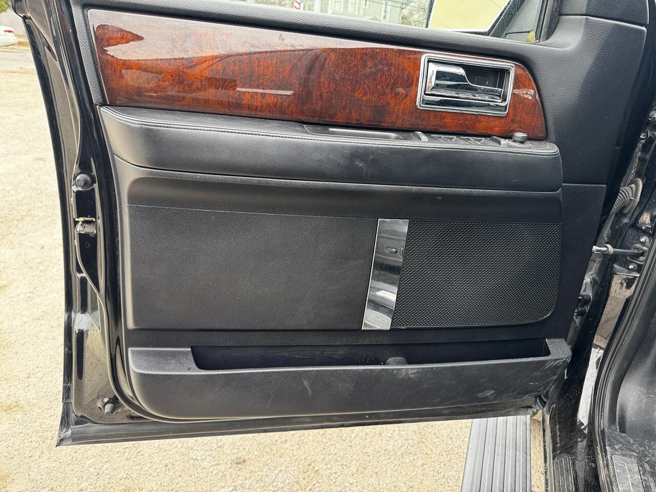 Used 2017 Lincoln Navigator L Select image 25