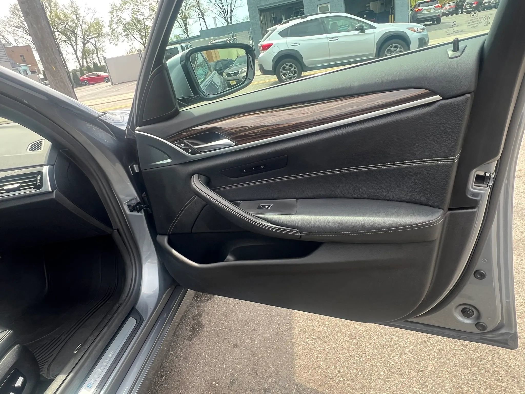 Used 2019 BMW 530e xDrive w/ Convenience Package image 30