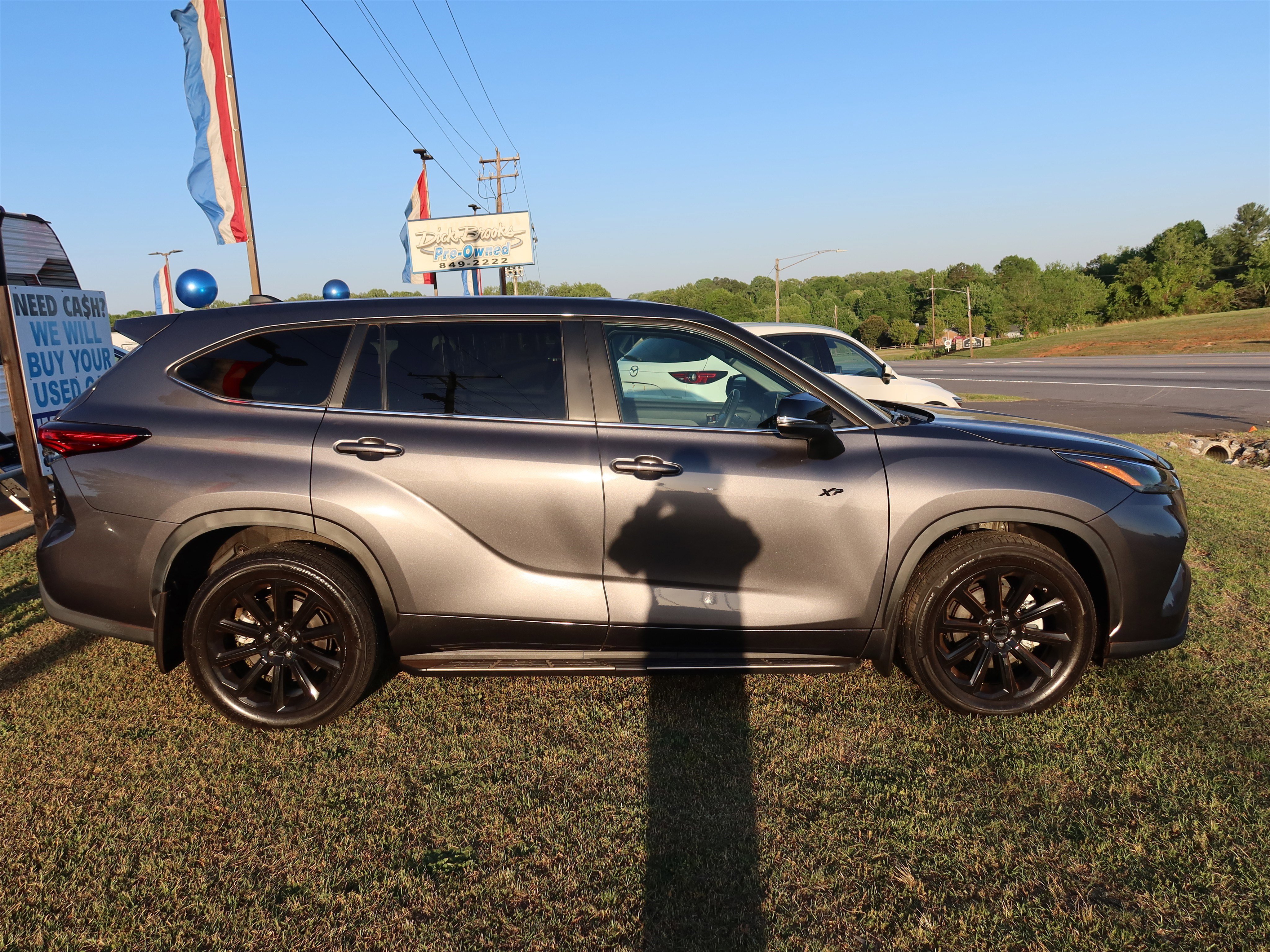 Used 2023 Toyota Highlander LE image 3