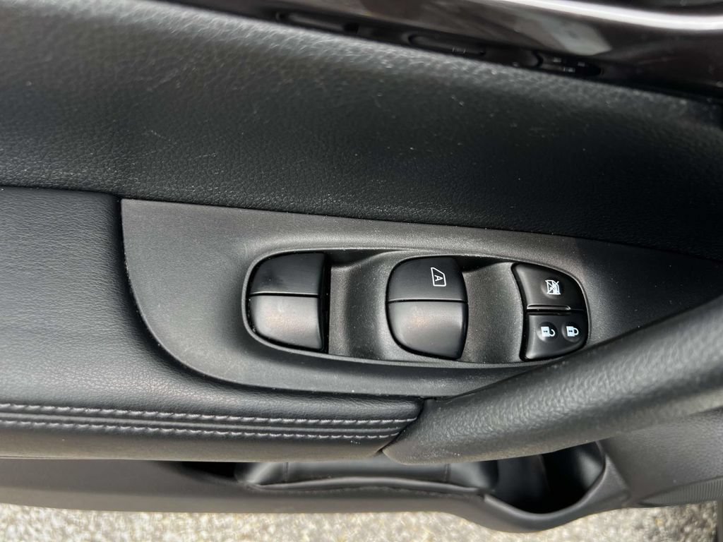 Used 2019 Nissan Rogue SV w/ Sun & Sound Touring Package AWD/4WD image 16