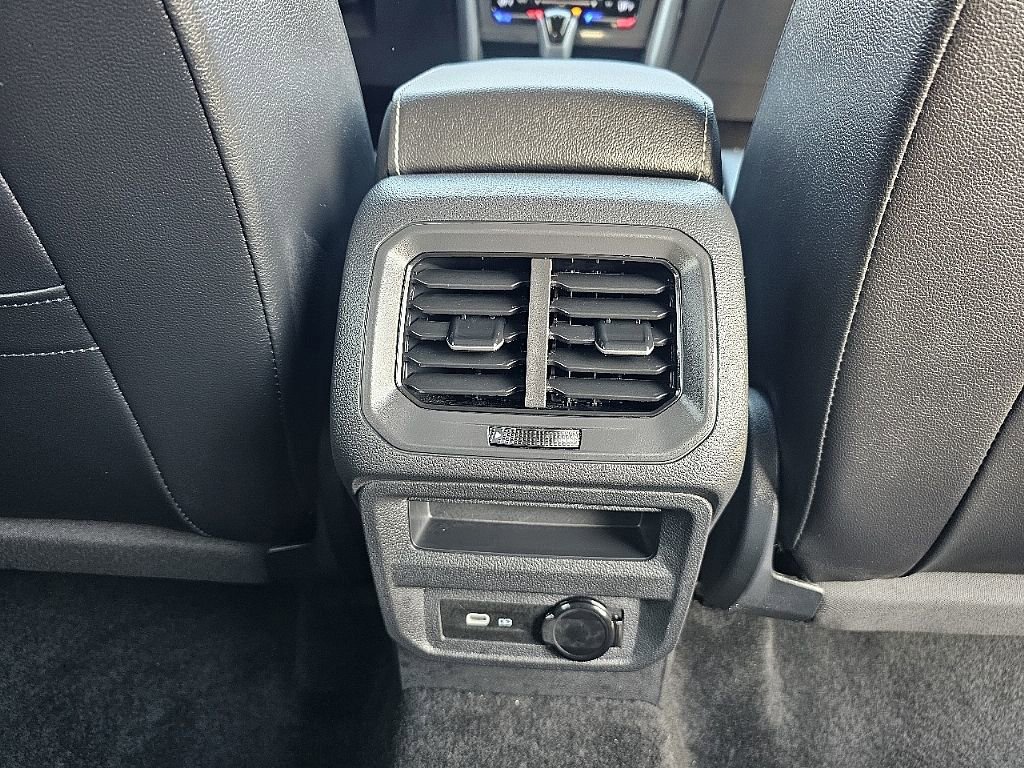Used 2024 Volkswagen Tiguan SE R-Line image 22
