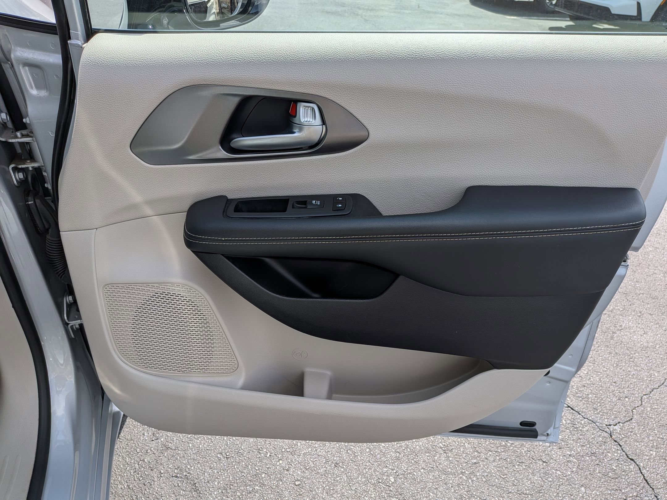 Used 2024 Chrysler Pacifica Touring-L image 33