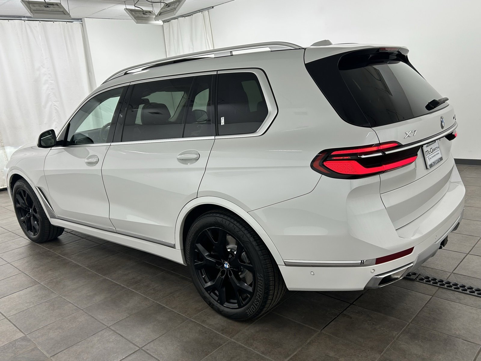 Used 2023 BMW X7 xDrive40i w/ Executive Package image 3