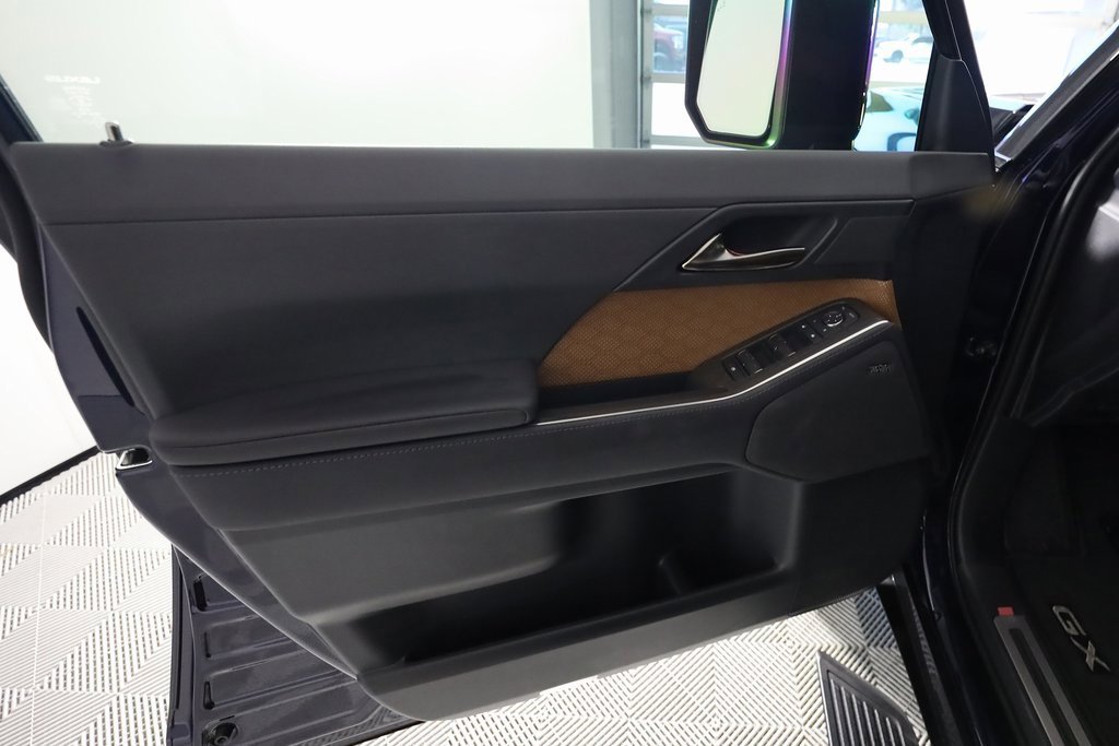 Used 2025 Lexus GX 550 w/ Accessory Package (2T) image 19