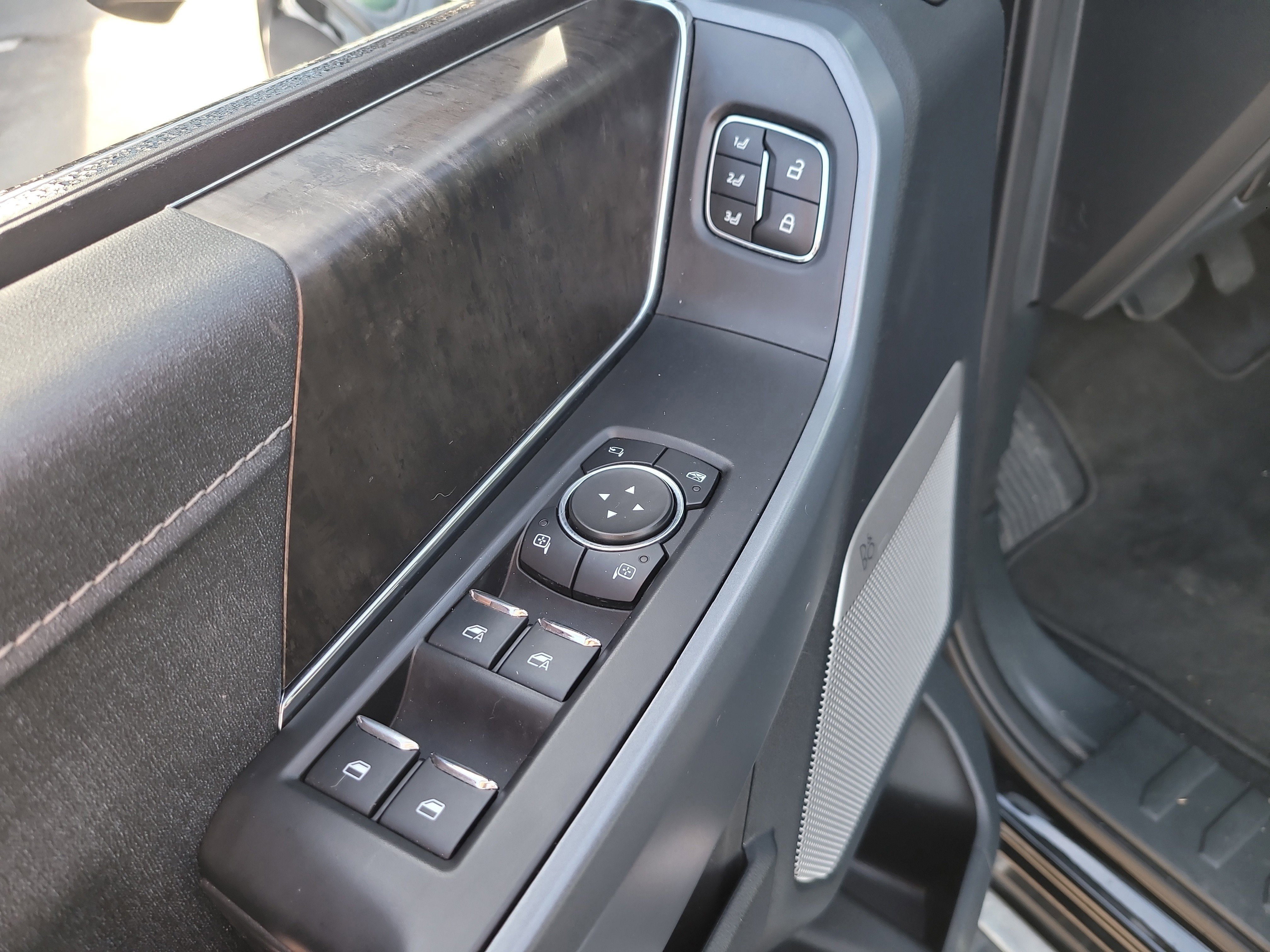 Used 2023 Ford F150 Lariat w/ Trailer Tow Package image 17