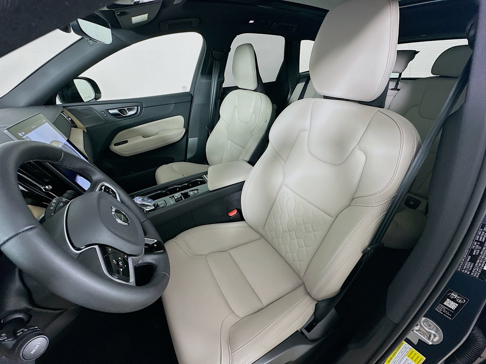 New 2026 Volvo XC60 B5 Plus w/ Protection Package Premier AWD/4WD image 34