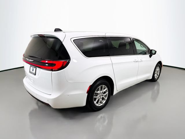 Used 2024 Chrysler Pacifica Touring-L FWD image 7