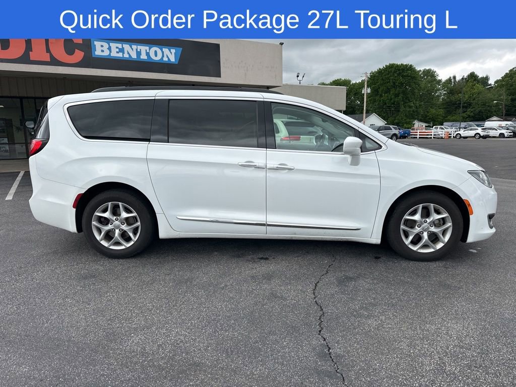 Used 2017 Chrysler Pacifica Touring-L w/ Tire & Wheel Group FWD image 3