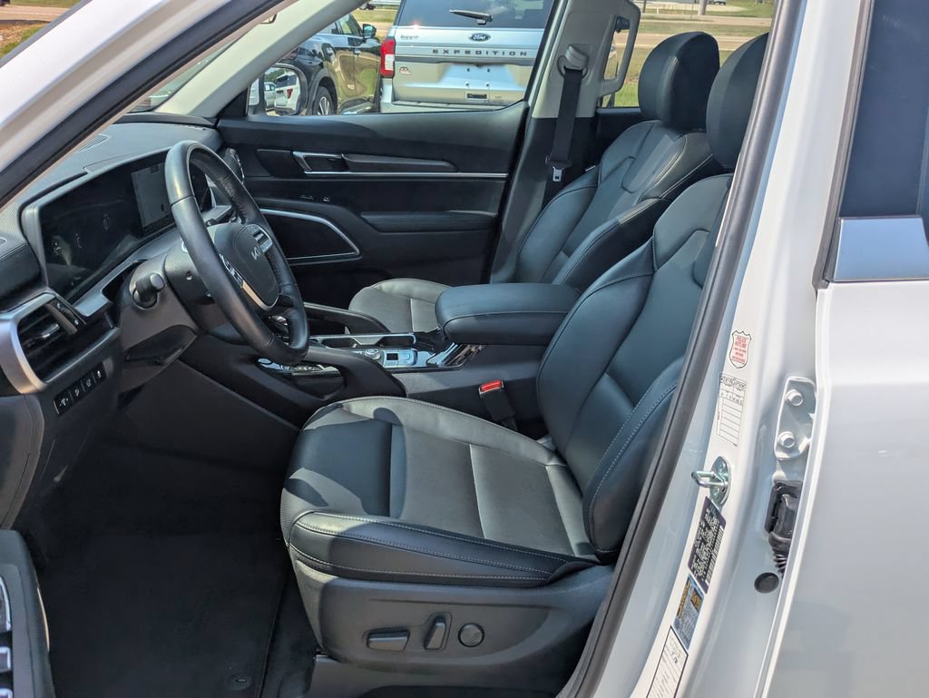 Used 2025 Kia Telluride S FWD image 4