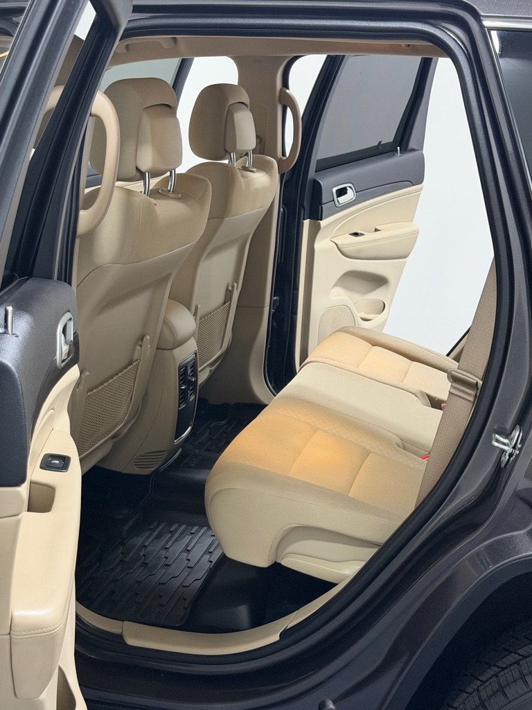 Used 2020 Jeep Grand Cherokee Laredo AWD/4WD image 9