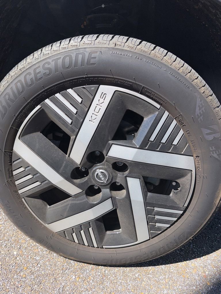 Used 2026 Nissan Kicks SV FWD image 4