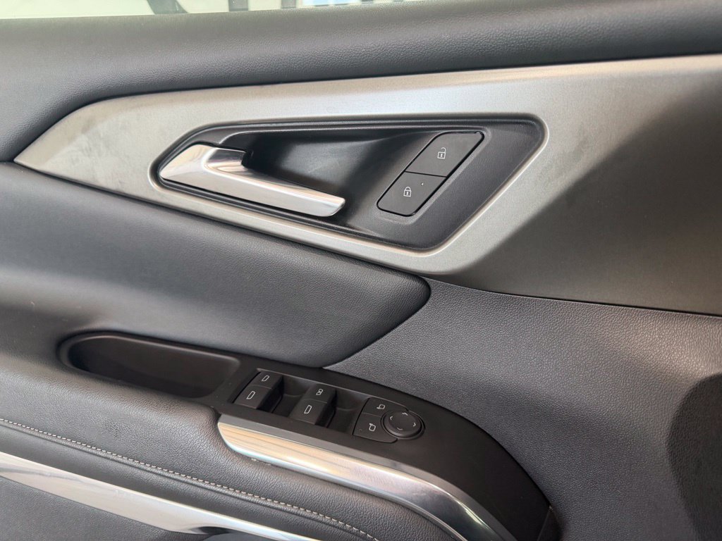 Used 2025 Chevrolet Traverse LT FWD image 14