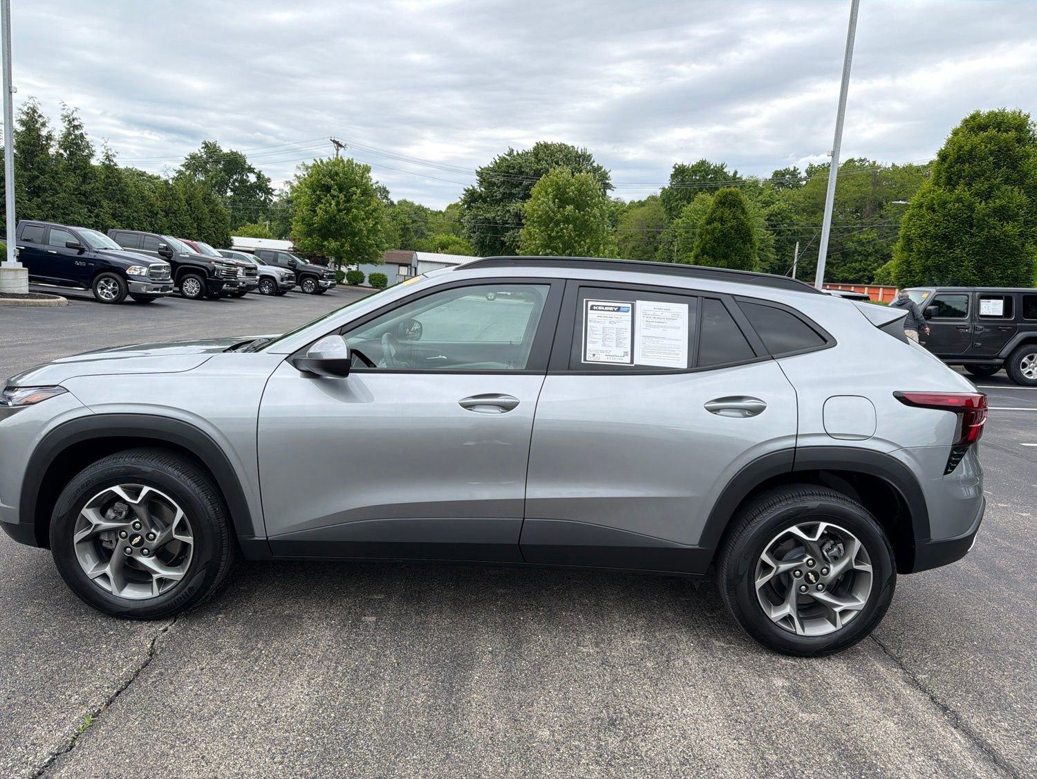 Used 2024 Chevrolet Trax LT w/ Driver Confidence Package FWD image 2