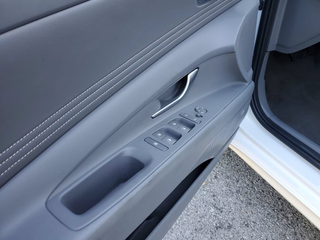 Used 2025 Hyundai Elantra SEL FWD image 14