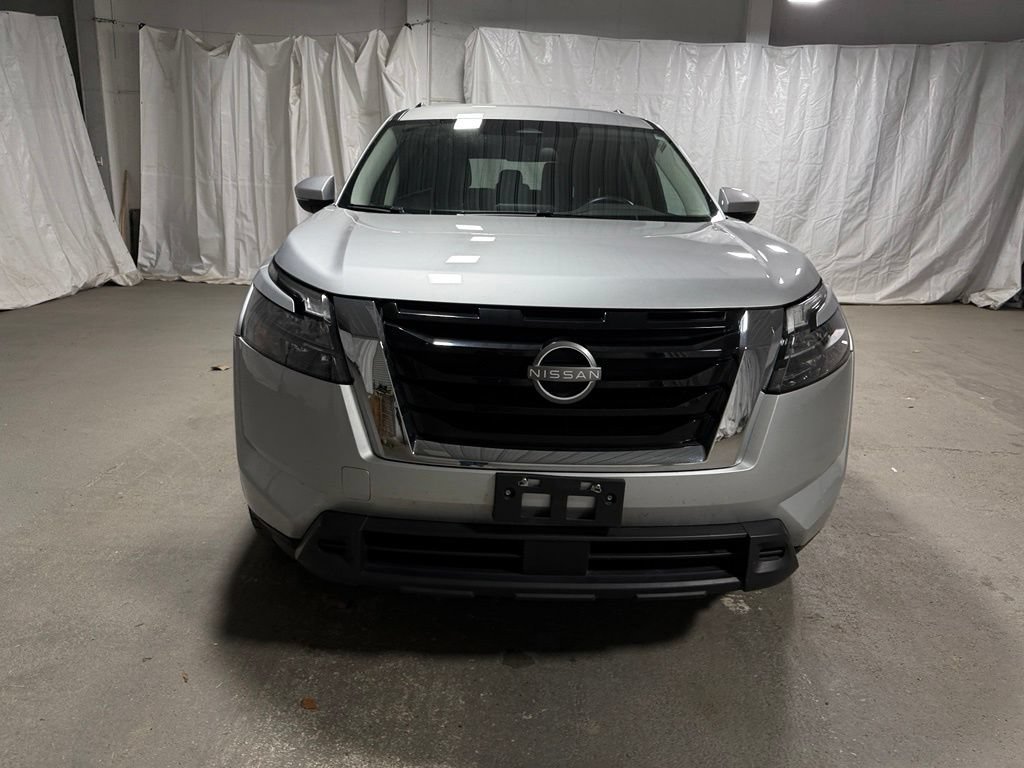 Used 2024 Nissan Pathfinder SV FWD image 2