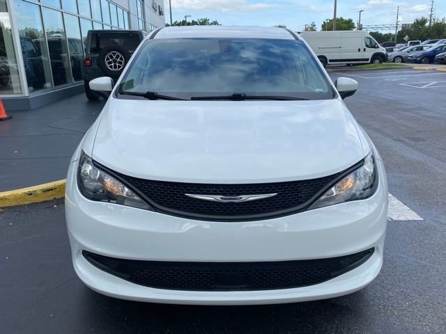 Used 2022 Chrysler Voyager LX FWD image 3