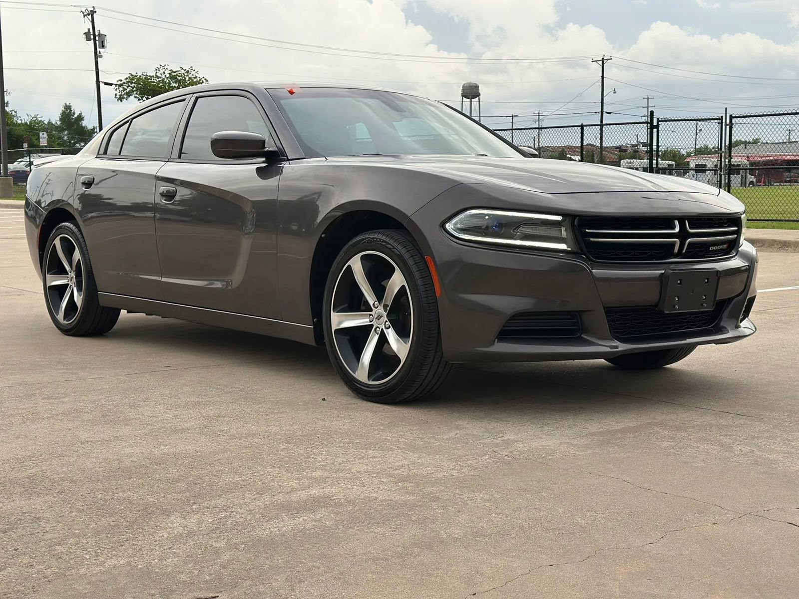 Used 2017 Dodge Charger SE RWD image 3
