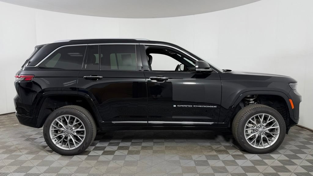 Used 2023 Jeep Grand Cherokee Summit AWD/4WD image 9