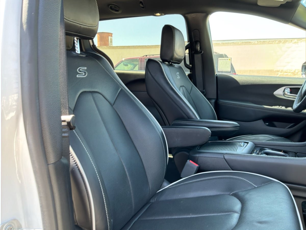 Used 2025 Chrysler Pacifica Premium FWD image 21