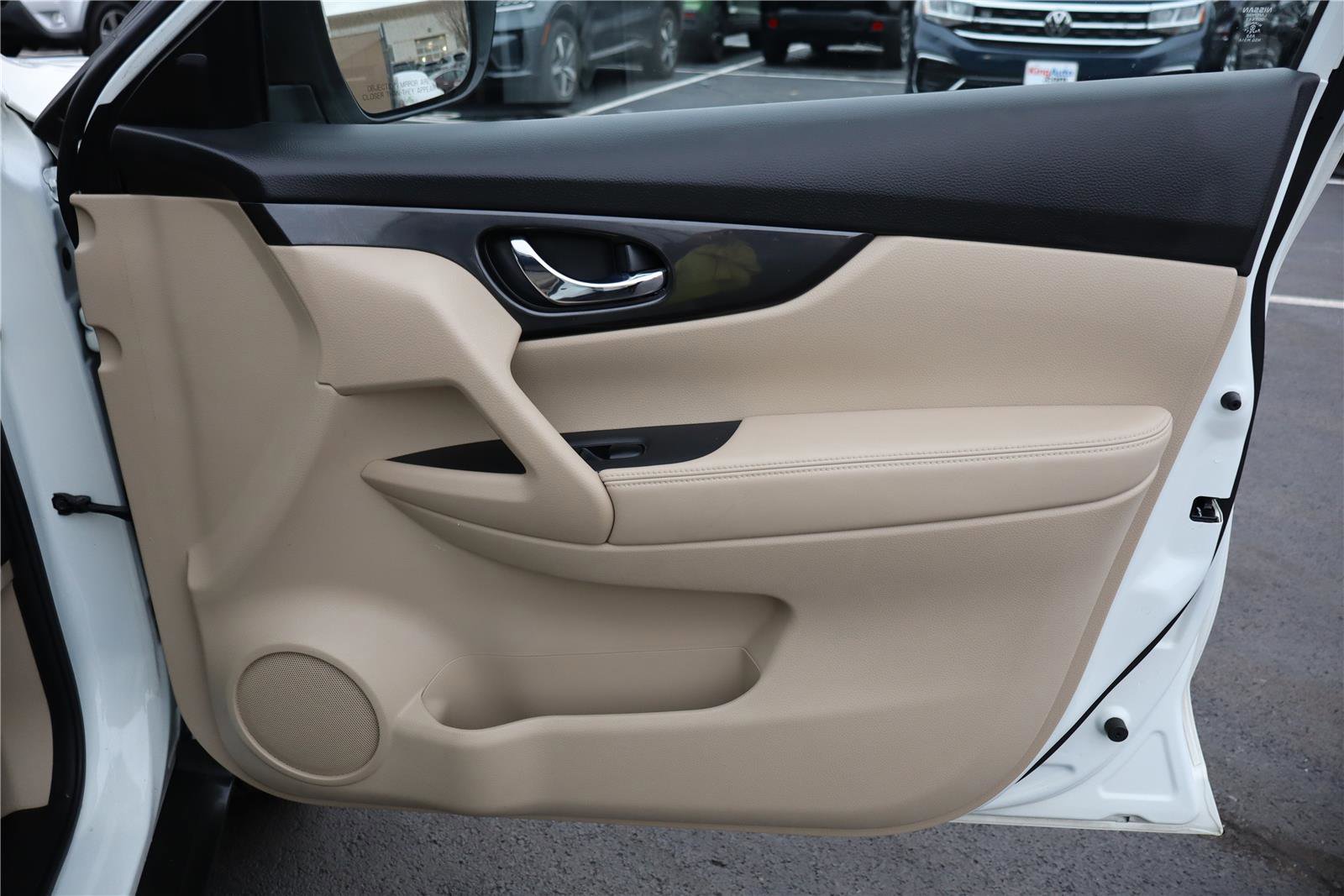 Used 2020 Nissan Rogue SV w/ Premium Package image 27